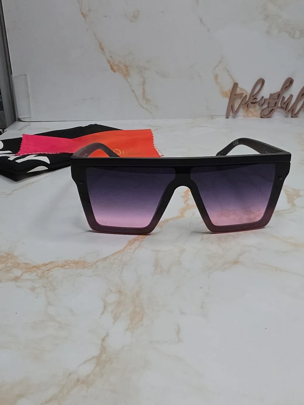 QUAY Hindsight Sunglasses Matte Black Frame Black Pink Fade Lens Shield NEW